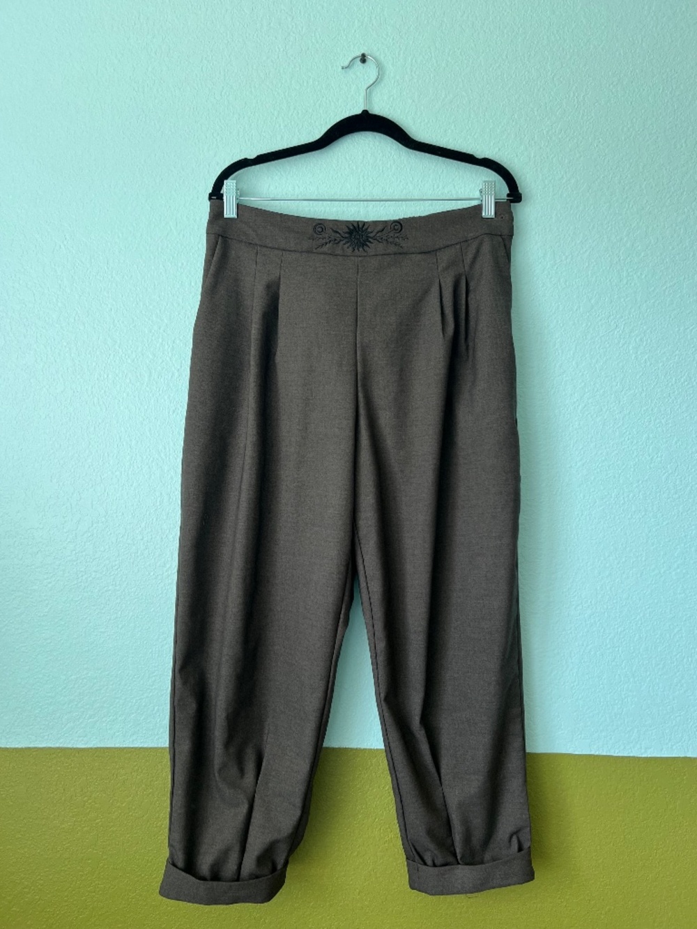 Brown cropped trousers (knickerbockers)